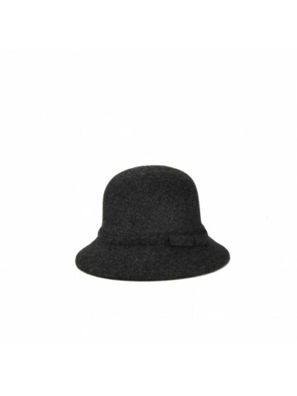 Graue Accessoires: Stilvoller Damen Hut für einen modischen Look